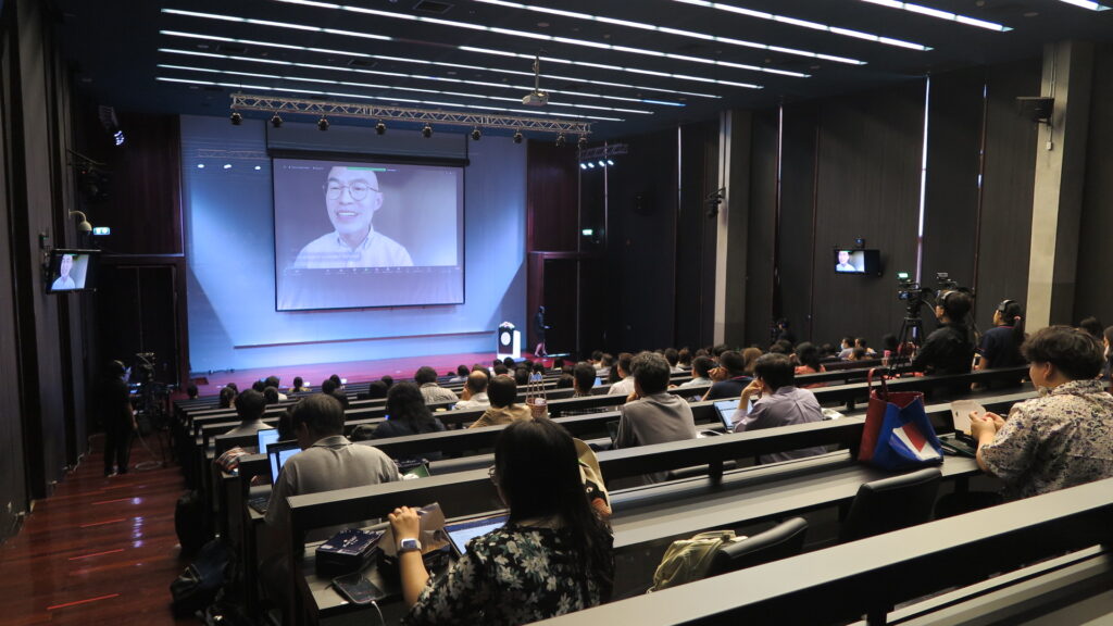 องศาสตราจารย์ ดร.ทรงพันธ์ เจิมประยงค์ คณะอักษรศาสตร์ บรรยายในหัวข้อ “วิจัยข้ามศาสตร์อย่างไร...ไปให้ถึงผลลัพธ์ผลกระทบ”